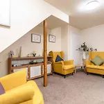 Central Windsor, 2 Bedroom 2 Bathroom, 5 Minutes To Castle