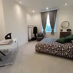 Windsor Charming One Bedroom Flat