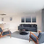 Fabulous Central Windsor Town House With Parking