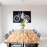 Fabulous Central Windsor Town House With Parking