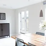 Fabulous Central Windsor Town House With Parking