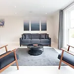 Fabulous Central Windsor Town House With Parking