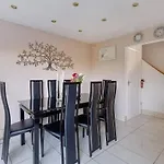 Cosy 3 Bed Home, Families And Contractors, Direct Booking For Best Rates