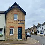 Delightful 2 Bedroom House Central Windsor