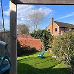 Modern Studio With Private Garden In Windsor
