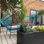 Modern Studio With Private Garden In Windsor