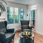 Modern Studio With Private Garden In Windsor