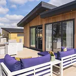 Waterfront Lodge Windsor Racecourse Marina