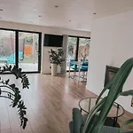 Modern Studio With Private Garden In Windsor