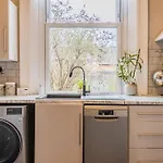 Charming 1 Bedroom Retreat In Central Windsor