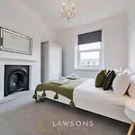 Lodge Living By Lawsons With Parking