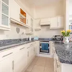 Windsor Gem: 1-Bed Oasis Near Castle