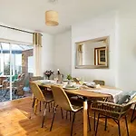 House In Windsor Hosted By Nicola
