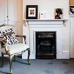 Central Windsor Spacious Three Double Bedrooms, Two Living Room, Kitchen Entire Apartment Over Three Floors Steps From Windsor Castle, Station, Long Walk And Restaurants Royal Residence Retreat Windsor