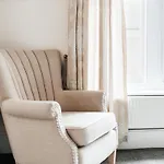 Central Windsor Spacious Three Double Bedrooms, Two Living Room, Kitchen Entire Apartment Over Three Floors Steps From Windsor Castle, Station, Long Walk And Restaurants Royal Residence Retreat Windsor