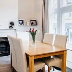 Central Windsor Spacious Three Double Bedrooms, Two Living Room, Kitchen Entire Apartment Over Three Floors Steps From Windsor Castle, Station, Long Walk And Restaurants Royal Residence Retreat Windsor