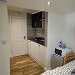 Entire En-Suite Room In Windsor Home With Free Parking