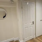 Entire En-Suite Room In Windsor Home With Free Parking