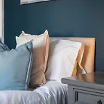 Newly Renovated 2 Bed Cottage - Long Stay Reduce Rate