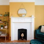 House In Windsor Hosted By Nicola
