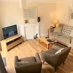 Garfield Place Cosy 2-Bedroom Cottage Central Windsor With Parking