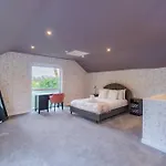 Wellness Escape By River, Sauna, Heated Pool, Hot Tub