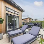 Luxury Lodge With Hot Tub In Windsor Marina
