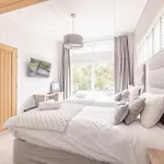 Luxury Lodge With Hot Tub In Windsor Marina