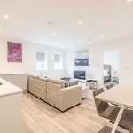 Entr - Modern Apartments In Windsor