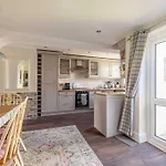 7 Sleeper Cosy Home In Windsor Parking & Legoland