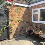 2 Bedroom House In Central Windsor - The Town