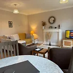 Garfield Place Cosy 2-Bedroom Cottage Central Windsor With Parking