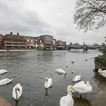 Pass The Keys Luxury 1 Bed Flat On Windsor Riverside