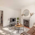 Cosy Cottage: Your Central Windsor Retreat