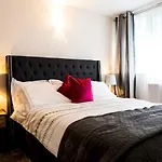 Pass The Keys Chic Apartment With Free Parking, 500M From Castle