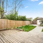 Pass The Keys Spacious And Very Modern Family Home, Central Windsor