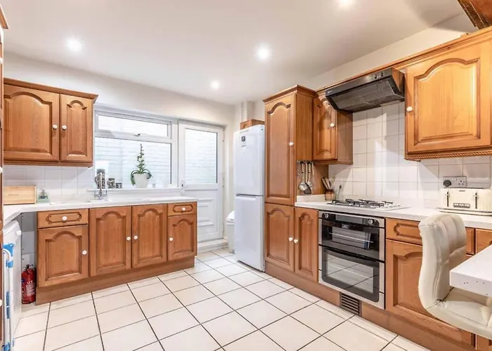 4 Bed 3 Baths In Central Windsor! Walk 2 All The Sights! Legoland 5 Min Drive