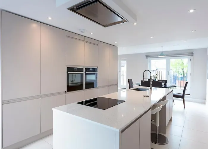 Immaculate Central Windsor Town House With Parking