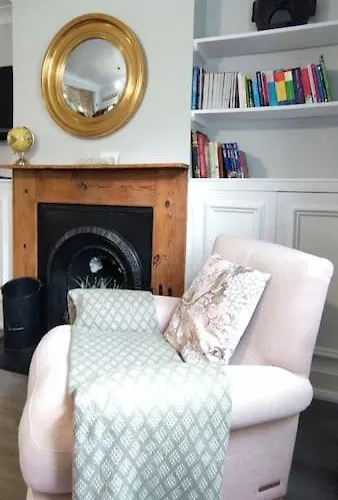 Windsor Cottage: Cosy, Charming, Full Of Character
