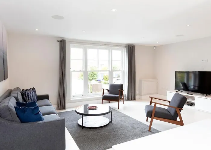 Fabulous Central Windsor Town House With Parking