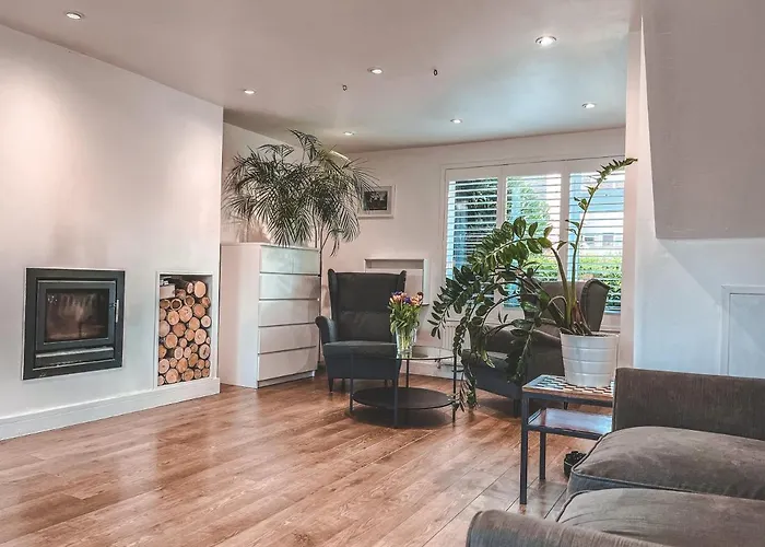Modern Studio With Private Garden In Windsor