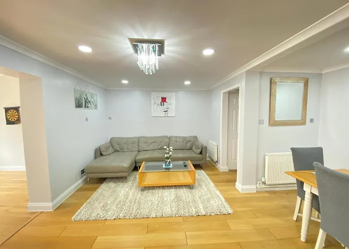 Three Bedrooms House In Windsor