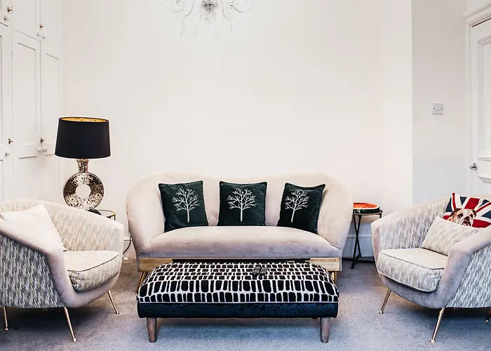 Central Windsor Spacious Three Double Bedrooms, Two Living Room, Kitchen Entire Apartment Over Three Floors Steps From Windsor Castle, Station, Long Walk And Restaurants Royal Residence Retreat Windsor