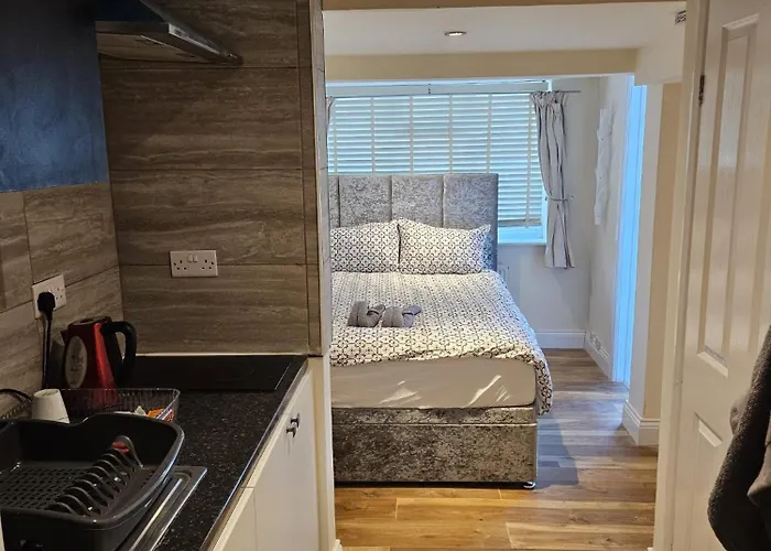 Entire En-Suite Room In Windsor Home With Free Parking