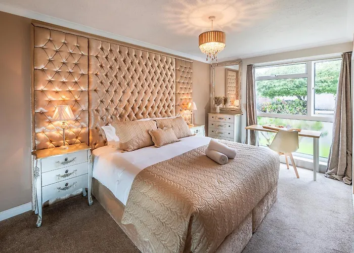 La Casa Suites Windsor - Spacious Ground Floor 2-Bedroom Apartments With Free Parking