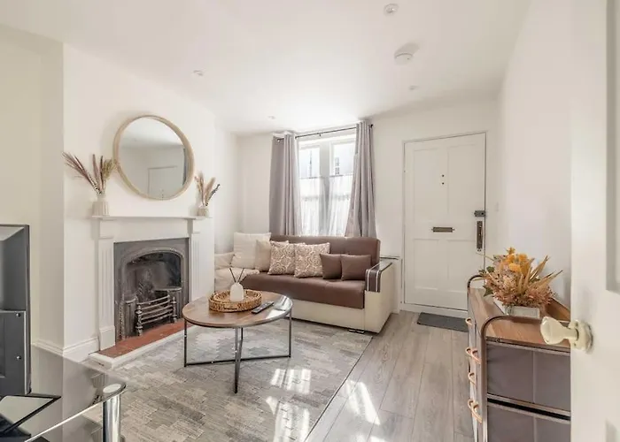 Cosy Cottage: Your Central Windsor Retreat