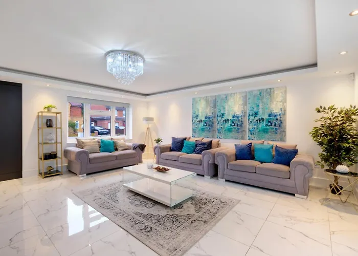 Stunning 5 Bedroom, 3 Bathroom Home In Windsor