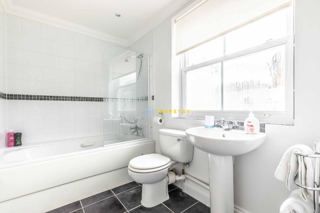 Apartment Perfect Spot In & Free Parking! *