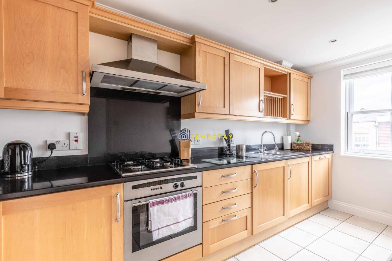 Apartment Perfect Spot In & Free Parking! Windsor