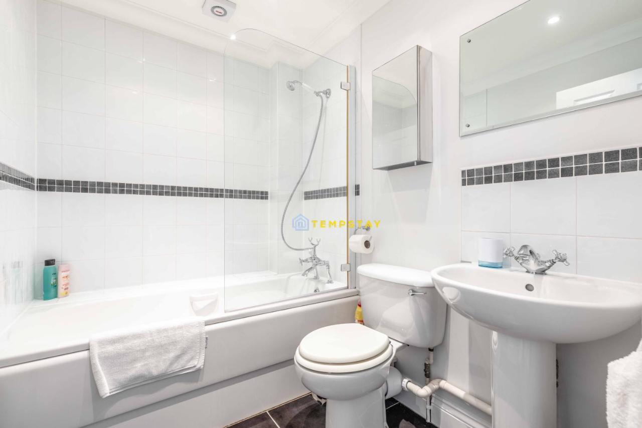 Apartment Perfect Spot In & Free Parking!